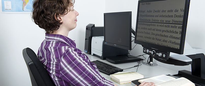 Person arbeitet mit Bildschirmlesegerät (c) Barbara Mair
